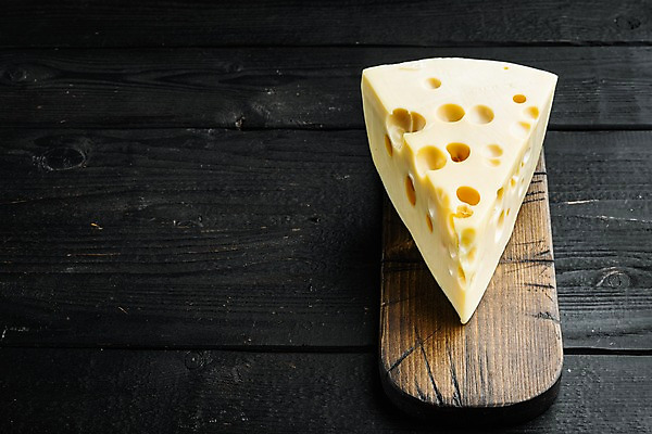 포토 JPG 해외이미지 검은배경 치즈 실내 사람없음 한조각 나무도마 카피스페이스 해외포토 1 백그라운드 유제품 도마 내부 목재 검은색 공백 파일형식