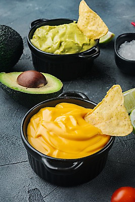 포토 JPG 해외이미지 그릇 회색배경 치즈 실내 사람없음 소금 아보카도 나초 과카몰리 해외포토 식기 음식 백그라운드 과일 유제품 내부 회색 소스_음식 파일형식