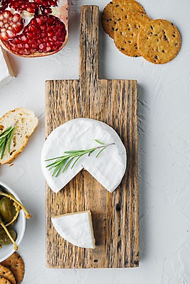 포토 JPG 해외이미지 실내 사람없음 하이앵글 크래커 바게트 흰배경 석류 로즈메리 나무도마 까망베르치즈 해외포토 빵 뷰포인트 백그라운드 과일 치즈 도마 내부 목재 쿠키 흰색 허브 파일형식