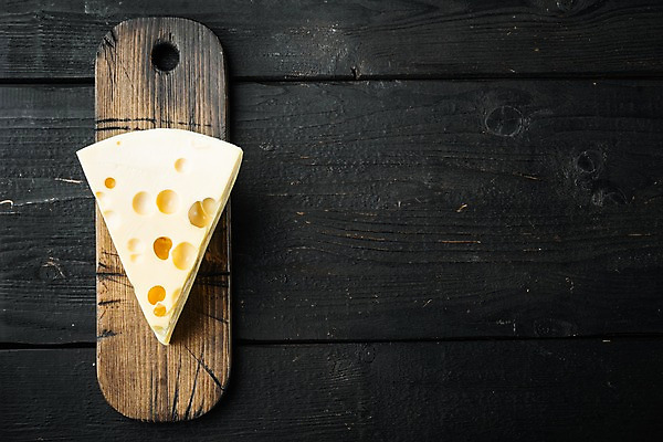 포토 JPG 해외이미지 검은배경 치즈 실내 사람없음 한조각 나무도마 카피스페이스 해외포토 1 백그라운드 유제품 도마 내부 목재 검은색 공백 파일형식