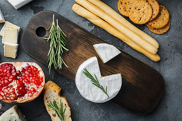 포토 JPG 해외이미지 회색배경 실내 사람없음 하이앵글 애피타이저 바게트 석류 로즈메리 그리시니 나무도마 브리치즈 까망베르치즈 해외포토 음식 빵 뷰포인트 백그라운드 과일 치즈 도마 내부 목재 회색 허브 파일형식