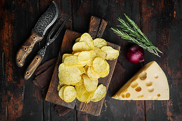 포토 JPG 해외이미지 포크 치즈 실내 사람없음 하이앵글 칼 한조각 로즈메리 감자칩 나무도마 적양파 나무배경 해외포토 1 식기 뷰포인트 백그라운드 양파 유제품 도마 내부 목재 과자 칩_음식 허브 파일형식
