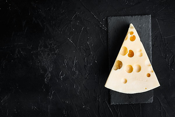 포토 JPG 해외이미지 검은배경 치즈 실내 사람없음 하이앵글 한조각 돌판 카피스페이스 해외포토 1 뷰포인트 백그라운드 유제품 내부 검은색 공백 돌_바위 파일형식