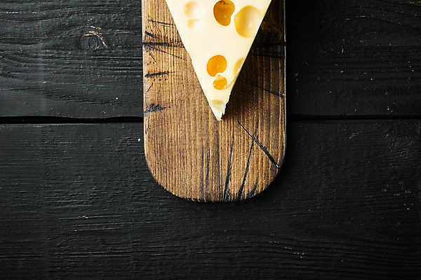 포토 JPG 해외이미지 검은배경 치즈 실내 사람없음 한조각 나무도마 해외포토 1 백그라운드 유제품 도마 내부 목재 검은색 파일형식