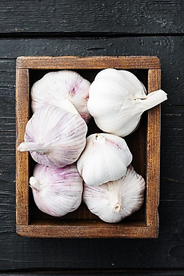 포토 JPG 해외이미지 식재료 검은배경 실내 마늘 사람없음 하이앵글 나무그릇 통마늘 나무배경 해외포토 그릇 뷰포인트 백그라운드 채소 내부 목재 검은색 파일형식