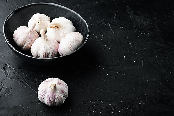 포토 JPG 해외이미지 접시 식재료 검은배경 실내 마늘 사람없음 통마늘 카피스페이스 해외포토 식기 백그라운드 채소 내부 검은색 공백 파일형식