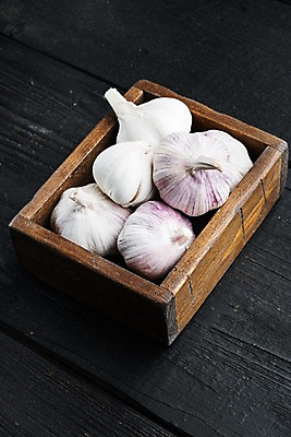 포토 JPG 해외이미지 식재료 검은배경 실내 마늘 사람없음 나무그릇 통마늘 나무배경 해외포토 그릇 백그라운드 채소 내부 목재 검은색 파일형식