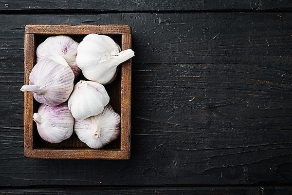 포토 JPG 해외이미지 식재료 검은배경 실내 마늘 사람없음 하이앵글 나무그릇 통마늘 카피스페이스 나무배경 해외포토 그릇 뷰포인트 백그라운드 채소 내부 목재 검은색 공백 파일형식