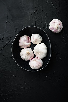 포토 JPG 해외이미지 접시 식재료 검은배경 실내 마늘 사람없음 하이앵글 통마늘 카피스페이스 해외포토 식기 뷰포인트 백그라운드 채소 내부 검은색 공백 파일형식