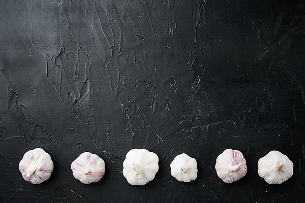 포토 JPG 해외이미지 식재료 검은배경 실내 마늘 사람없음 하이앵글 일렬 통마늘 카피스페이스 해외포토 뷰포인트 백그라운드 채소 내부 검은색 공백 파일형식