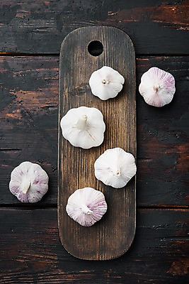 포토 JPG 해외이미지 식재료 실내 마늘 사람없음 하이앵글 나무도마 통마늘 나무배경 해외포토 뷰포인트 백그라운드 채소 도마 내부 목재 파일형식