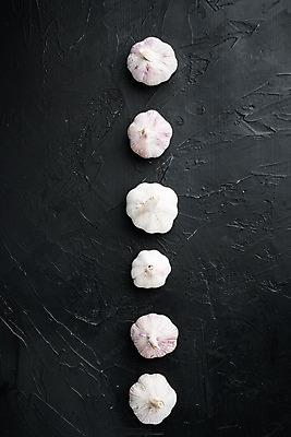 포토 JPG 해외이미지 식재료 검은배경 실내 마늘 사람없음 하이앵글 일렬 통마늘 카피스페이스 해외포토 뷰포인트 백그라운드 채소 내부 검은색 공백 파일형식