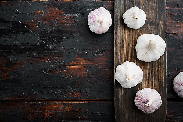 포토 JPG 해외이미지 식재료 실내 마늘 사람없음 하이앵글 나무도마 통마늘 카피스페이스 나무배경 해외포토 뷰포인트 백그라운드 채소 도마 내부 목재 공백 파일형식