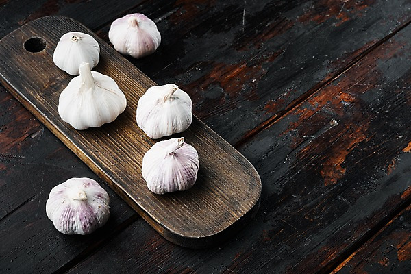 포토 JPG 해외이미지 식재료 실내 마늘 사람없음 나무도마 통마늘 카피스페이스 나무배경 해외포토 백그라운드 채소 도마 내부 목재 공백 파일형식