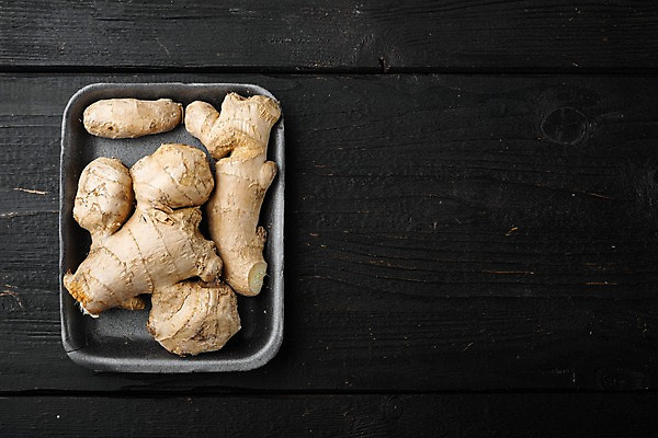 포토 JPG 해외이미지 식재료 검은배경 쟁반 실내 사람없음 하이앵글 생강 카피스페이스 나무배경 해외포토 뷰포인트 백그라운드 채소 내부 검은색 공백 파일형식