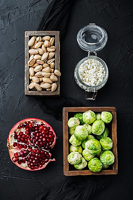 포토 JPG 해외이미지 검은배경 단면 유리병 치즈 실내 사람없음 하이앵글 나무상자 담기 석류 방울양배추 석류알 피스타치오 해외포토 뷰포인트 백그라운드 과일 모션 병_용기 유제품 내부 상자 검은색 견과류 양배추 파일형식