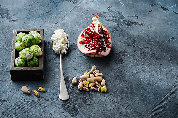 포토 JPG 해외이미지 회색배경 치즈 실내 사람없음 숟가락 나무상자 담기 석류 과일조각 방울양배추 석류알 피스타치오 카피스페이스 해외포토 조각 백그라운드 과일 모션 유제품 수저 내부 상자 공백 회색 견과류 양배추 파일형식