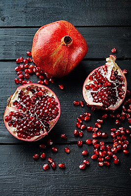 포토 JPG 해외이미지 검은배경 단면 실내 사람없음 석류 과일조각 석류알 해외포토 조각 백그라운드 과일 내부 검은색 파일형식