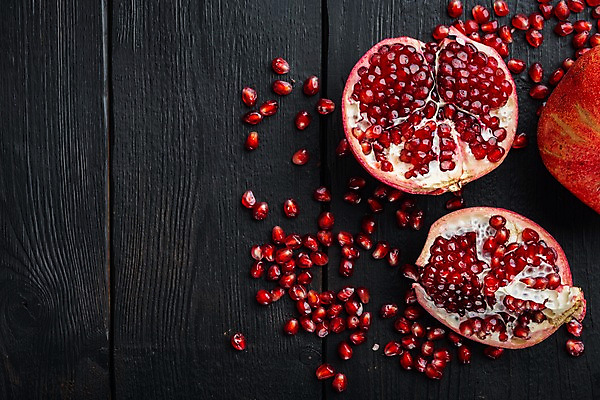 포토 JPG 해외이미지 검은배경 단면 실내 사람없음 하이앵글 석류 과일조각 석류알 카피스페이스 해외포토 뷰포인트 조각 백그라운드 과일 내부 검은색 공백 파일형식