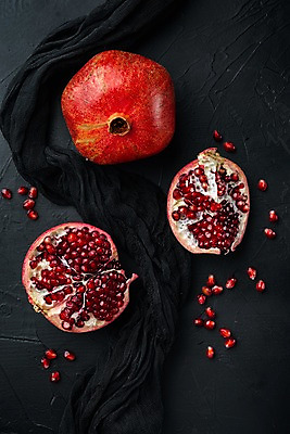 포토 JPG 해외이미지 검은배경 단면 실내 사람없음 하이앵글 석류 과일조각 석류알 해외포토 뷰포인트 조각 백그라운드 과일 내부 검은색 파일형식