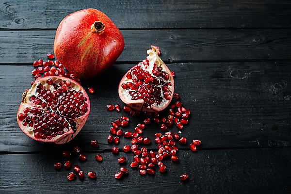 포토 JPG 해외이미지 검은배경 단면 실내 사람없음 석류 과일조각 석류알 카피스페이스 해외포토 조각 백그라운드 과일 내부 검은색 공백 파일형식