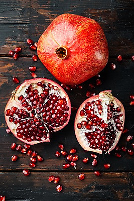 포토 JPG 해외이미지 단면 실내 사람없음 하이앵글 석류 과일조각 나무탁자 석류알 해외포토 뷰포인트 조각 과일 탁자 내부 파일형식