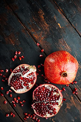 포토 JPG 해외이미지 단면 실내 사람없음 하이앵글 석류 과일조각 나무탁자 석류알 카피스페이스 해외포토 뷰포인트 조각 과일 탁자 내부 공백 파일형식