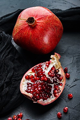 포토 JPG 해외이미지 검은배경 실내 근접촬영 사람없음 석류 과일조각 석류알 해외포토 뷰포인트 조각 백그라운드 과일 내부 검은색 파일형식