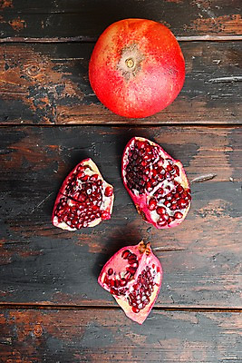 포토 JPG 해외이미지 실내 사람없음 하이앵글 석류 과일조각 나무탁자 석류알 해외포토 뷰포인트 조각 과일 탁자 내부 파일형식