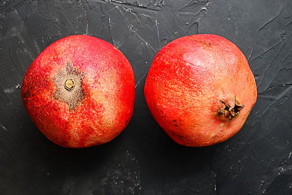 포토 JPG 해외이미지 검은배경 실내 사람없음 하이앵글 두개 석류 해외포토 뷰포인트 백그라운드 2 과일 내부 검은색 파일형식