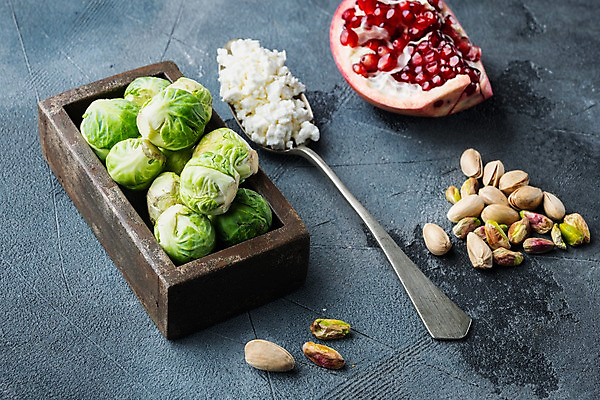 포토 JPG 해외이미지 회색배경 치즈 실내 사람없음 숟가락 나무상자 담기 석류 과일조각 방울양배추 석류알 피스타치오 해외포토 조각 백그라운드 과일 모션 유제품 수저 내부 상자 회색 견과류 양배추 파일형식