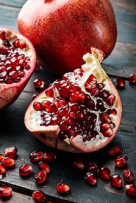 포토 JPG 해외이미지 단면 실내 사람없음 석류 과일조각 나무탁자 석류알 해외포토 조각 과일 탁자 내부 파일형식