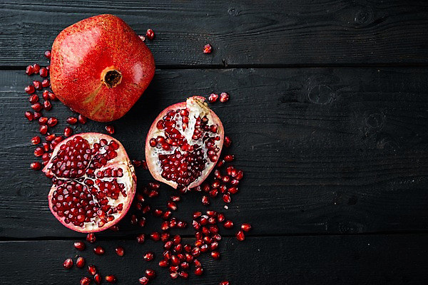포토 JPG 해외이미지 검은배경 단면 실내 사람없음 하이앵글 석류 과일조각 석류알 카피스페이스 해외포토 뷰포인트 조각 백그라운드 과일 내부 검은색 공백 파일형식