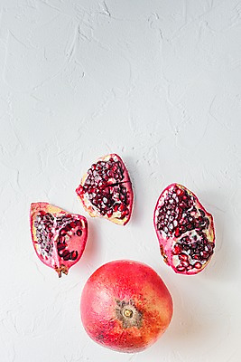 포토 JPG 해외이미지 실내 사람없음 하이앵글 흰배경 석류 과일조각 석류알 카피스페이스 해외포토 뷰포인트 조각 백그라운드 과일 내부 공백 흰색 파일형식