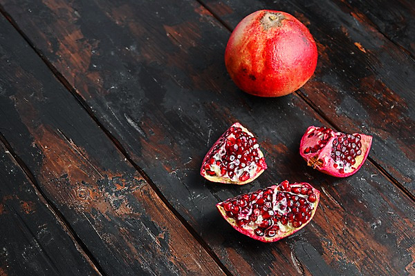 포토 JPG 해외이미지 실내 사람없음 석류 과일조각 나무탁자 석류알 해외포토 조각 과일 탁자 내부 파일형식