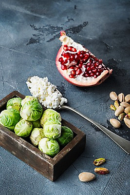 포토 JPG 해외이미지 회색배경 치즈 실내 사람없음 숟가락 나무상자 담기 석류 과일조각 방울양배추 석류알 피스타치오 해외포토 조각 백그라운드 과일 모션 유제품 수저 내부 상자 회색 견과류 양배추 파일형식