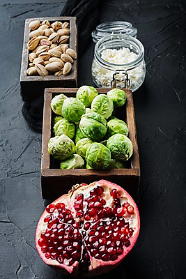 포토 JPG 해외이미지 검은배경 단면 유리병 치즈 실내 사람없음 나무상자 담기 석류 방울양배추 석류알 피스타치오 해외포토 백그라운드 과일 모션 병_용기 유제품 내부 상자 검은색 견과류 양배추 파일형식