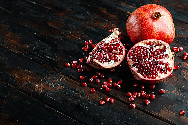 포토 JPG 해외이미지 단면 실내 사람없음 석류 과일조각 나무탁자 석류알 카피스페이스 해외포토 조각 과일 탁자 내부 공백 파일형식