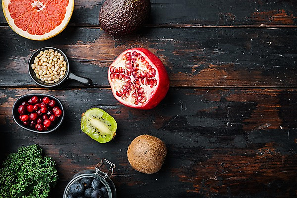 포토 JPG 해외이미지 열매 단면 실내 키위 사람없음 하이앵글 자몽 블루베리 석류 잣 아보카도 나무탁자 카피스페이스 해외포토 식물 뷰포인트 과일 탁자 내부 공백 견과류 파일형식