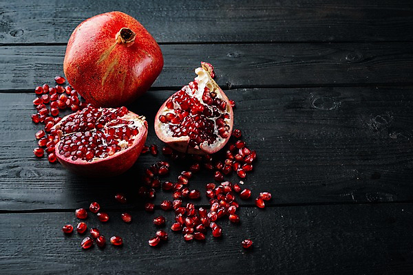 포토 JPG 해외이미지 검은배경 단면 실내 사람없음 석류 과일조각 석류알 카피스페이스 해외포토 조각 백그라운드 과일 내부 검은색 공백 파일형식