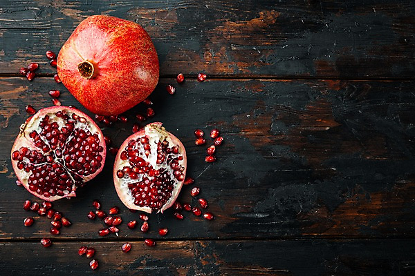 포토 JPG 해외이미지 단면 실내 사람없음 하이앵글 석류 과일조각 나무탁자 석류알 카피스페이스 해외포토 뷰포인트 조각 과일 탁자 내부 공백 파일형식