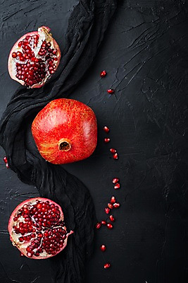 포토 JPG 해외이미지 검은배경 단면 실내 사람없음 하이앵글 석류 과일조각 석류알 카피스페이스 해외포토 뷰포인트 조각 백그라운드 과일 내부 검은색 공백 파일형식