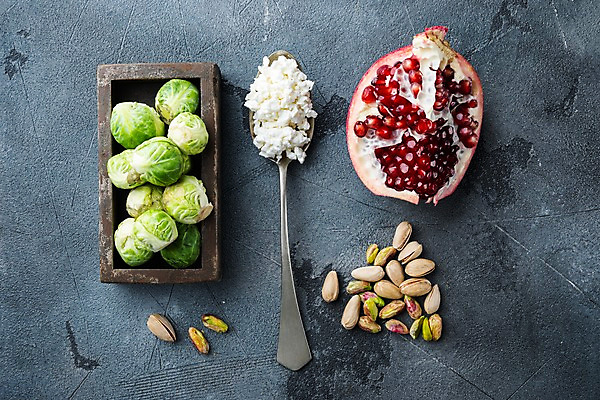 포토 JPG 해외이미지 회색배경 실내 사람없음 하이앵글 숟가락 나무상자 담기 석류 과일조각 방울양배추 석류알 피스타치오 해외포토 뷰포인트 조각 백그라운드 과일 모션 수저 내부 상자 회색 견과류 양배추 파일형식