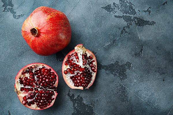 포토 JPG 해외이미지 회색배경 단면 실내 사람없음 하이앵글 석류 과일조각 석류알 카피스페이스 해외포토 뷰포인트 조각 백그라운드 과일 내부 공백 회색 파일형식