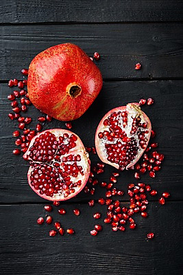 포토 JPG 해외이미지 검은배경 단면 실내 사람없음 하이앵글 석류 과일조각 석류알 해외포토 뷰포인트 조각 백그라운드 과일 내부 검은색 파일형식