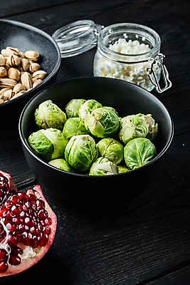 포토 JPG 해외이미지 그릇 검은배경 유리병 치즈 실내 사람없음 담기 석류 방울양배추 석류알 피스타치오 해외포토 식기 백그라운드 과일 모션 병_용기 유제품 내부 검은색 견과류 양배추 파일형식