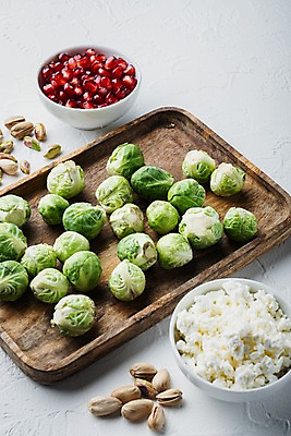 포토 JPG 해외이미지 그릇 치즈 실내 사람없음 흰배경 석류 나무쟁반 방울양배추 석류알 피스타치오 해외포토 식기 백그라운드 과일 유제품 쟁반 내부 목재 견과류 흰색 양배추 파일형식