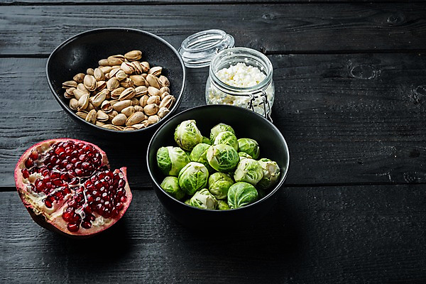 포토 JPG 해외이미지 그릇 검은배경 단면 유리병 치즈 실내 사람없음 담기 석류 방울양배추 석류알 피스타치오 해외포토 식기 백그라운드 과일 모션 병_용기 유제품 내부 검은색 견과류 양배추 파일형식