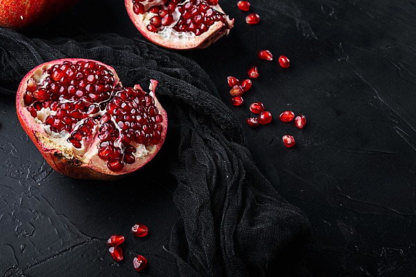 포토 JPG 해외이미지 검은배경 단면 실내 사람없음 석류 과일조각 석류알 카피스페이스 해외포토 조각 백그라운드 과일 내부 검은색 공백 파일형식