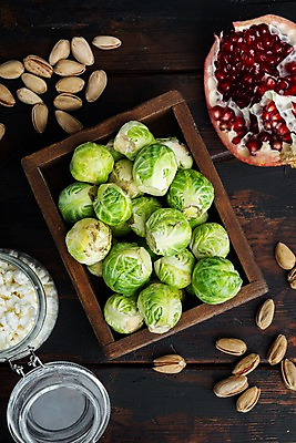 포토 JPG 해외이미지 단면 유리병 치즈 실내 사람없음 하이앵글 나무상자 담기 석류 나무탁자 석류알 피스타치오 해외포토 뷰포인트 과일 모션 탁자 병_용기 유제품 내부 상자 견과류 파일형식